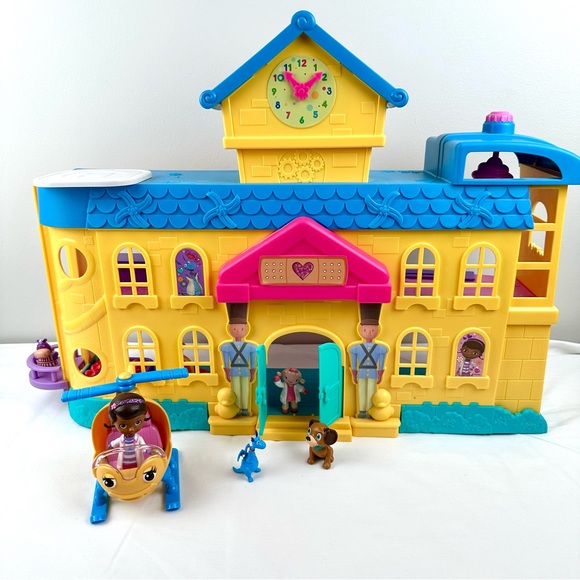 Disney Junior Doc McStuffins Toy Hospital Playset w/Helicopter and Accessories - Picture 4 of 12